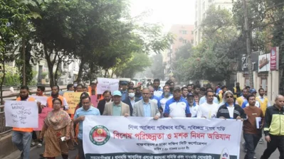DSCC&rsquo;s cleanliness and anti-mosquito drive in Dhanmondi. Photo: Dhaka Tribune
