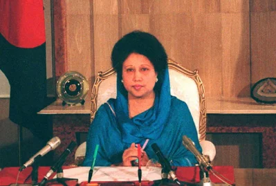 Bangladesh Prime Minister Khaleda Zia poses before recording her nationally televised address November 24, 1995 in Dhaka in which she announced her recommendation to President Abdul Rahman Biswas to dissolve parliament and prepare for general elections scheduled for early 1996. Photo: AFP