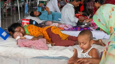 Measles treatment at DNCC Hospital in Mohakhali. Photo: Ahadul Karim Khan/Dhaka Tribune