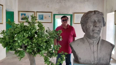 The writer standing beside a bust of Sir JC Bose on the Institute and College premises. Photo: Dhaka Tribune/Collected