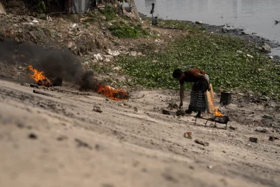 Burning plastic to create brittle fragments for the manufacturing market. Photo: Sharif Al Zubayer Zishan/Dhaka Tribune