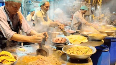 Kata-kat (interchangeably, Tak-a-tak) is an iconic, highly flavourful, and apicy traditional street food dish, celebrated as much for its distinct texture and taste as it is for its unique, theatrical preparation style. Photo: Dhaka Tribune/Collected