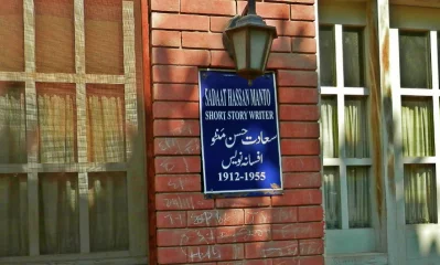 This image shows a memorial plaque dedicated to the celebrated Urdu short story writer Saadat Hasan Manto. It is located on the outer brick wall of Flat No. 31, Lakshmi Mansion near Hall Road in Lahore, Pakistan. Photo: Dhaka Tribune/Collected