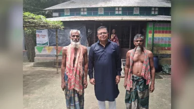 The author alongside current residents Idris Ali and Moyezuddin in front of Amartya Sen&rsquo;s ancestral home in Matta village, Manikganj. Photo: Dhaka Tribune/Collected