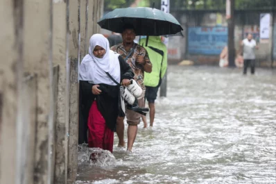 Commuters navigate floodwater outside the Dhaka Education Board in Bakshi Bazar as persistent monsoon rain leaves roads submerged, adding to traffic congestion and travel difficulties in Dhaka on Sunday. Photo: Ahadul Karim Khan/Dhaka Tribune