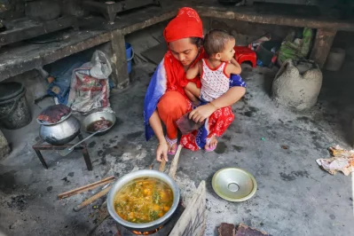 The ongoing gas crisis across the capital has left city dwellers in a state of distress. Many families are forced to cook on makeshift brick stoves as the gas pressure in the pipeline has dropped. Such scenes were seen in the capital&rsquo;s Mohammadpur&rsquo;s Navodaya Housing area on Sunday, July 26, 2026.