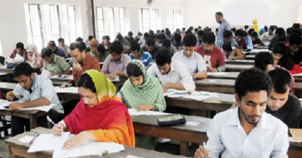 Ministry: No plans to raise age limit for government jobs