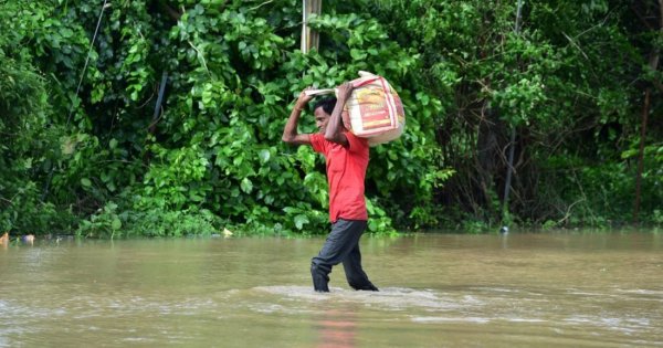 35 dead as monsoon floods batter Gujarat