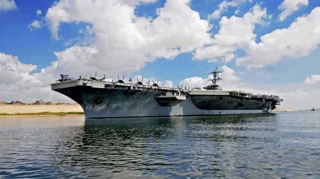 US aircraft carrier pᴀsses Suez Canal on Iran deployment