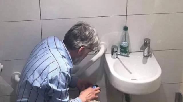 Chess Grandmaster caught with Phone on Toilet! 