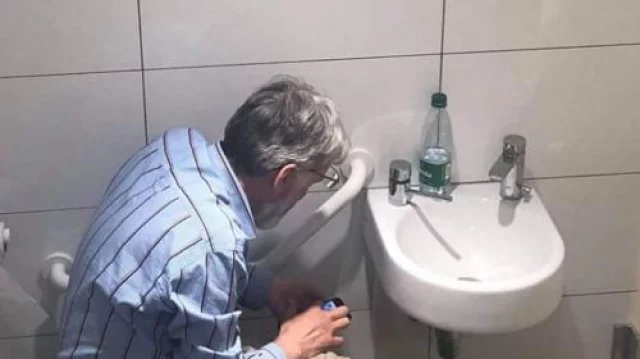 Chess grandmaster caught cheating with phone on toilet