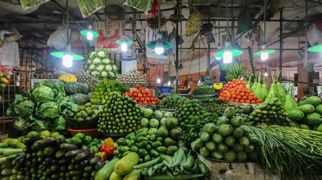 https://ecdn.dhakatribune.net/contents/cache/images/640x359x1/uploads/dten/2019/10/prices-of-onion-and-vegetables-fall-amid-increased-supply-in-kitchen-markets-photo-mahmud-hossain-opu-1570554748194.jpg