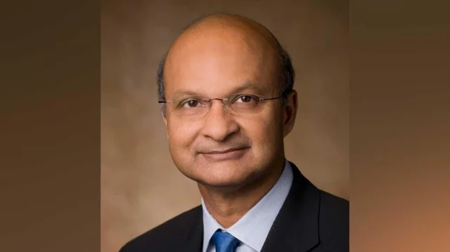 Ayol shifokor ayolga kokragini berayotgani videosi