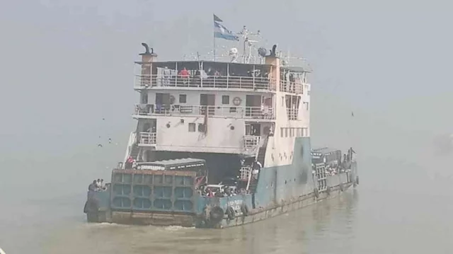 Ferry services on Paturia-Daulatdia, Aricha-Kazirhat resume after 11 hours