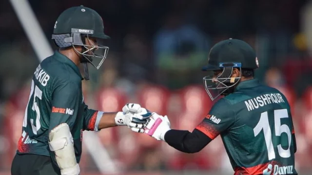 Gey jinsiy aloqa video Mushukidan tampon chiqarib, uni yalaydi