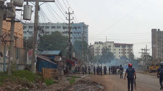 25 injured as clash breaks out between RMG workers, police
