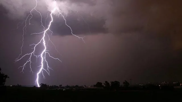 https://ecdn.dhakatribune.net/contents/cache/images/640x359x1/uploads/media/2024/05/02/lightning-39f83e84f36c6c1b91e96a5e61efb3ac.jpg?jadewits_media_id=19659