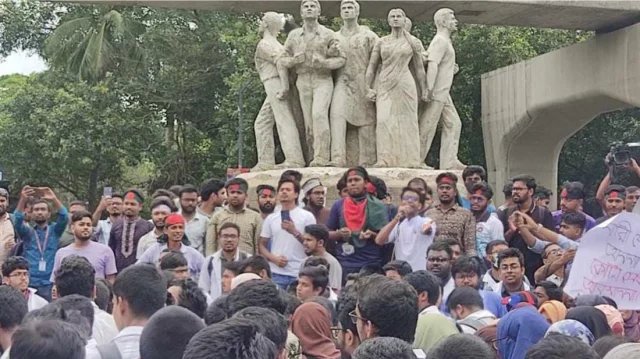 File image: Dhaka University students are seen gathering at Raju Memorial Sculpture to protest the prime minister remark on quota movement on Monday, July 15, 2024. Photo: Ahadul Karim Khan/Dhaka Tribune