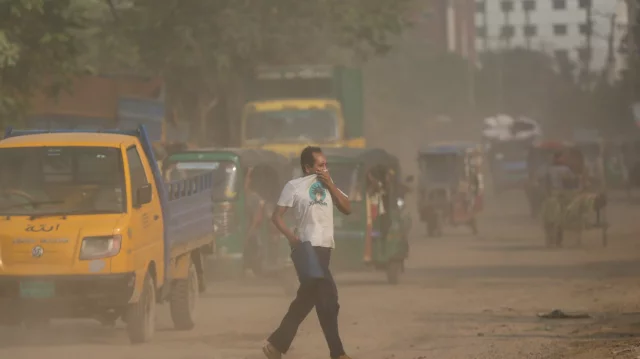 Dhaka's air turns 'unhealthy for sensitive groups' Friday morning
