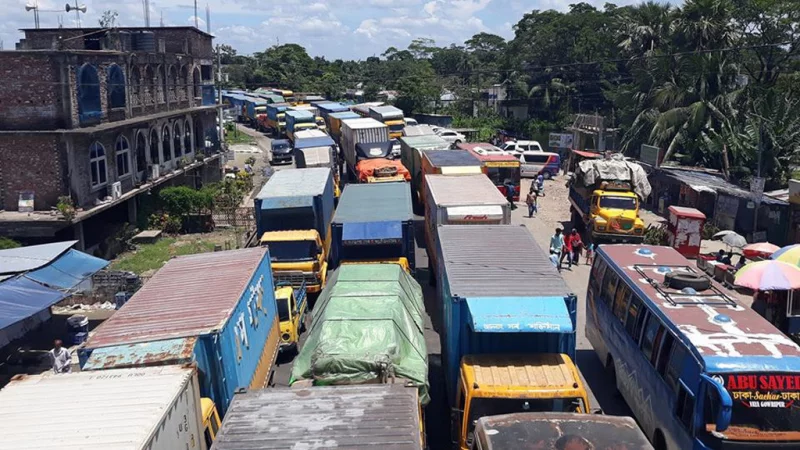 Bir ayol kelib, uni dugonasi bilan topib oldi