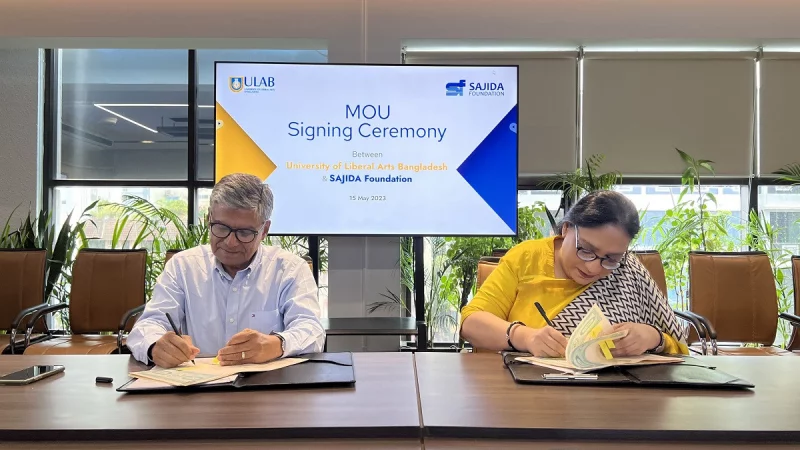 U uxlab yotganida, u unga tegdi.