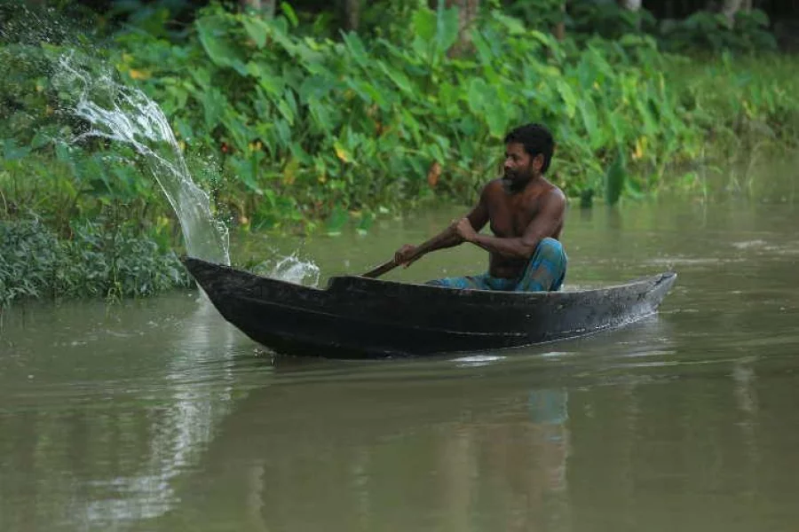 Boat on a canal. Photo: Syed Zakir Hossain/Dhaka Tribune