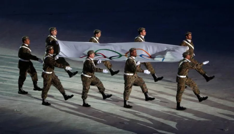2016 Rio Olympics - Closing ceremony - Maracana - Rio de Janeiro, Brazil - 21/08/2016. The Olympic flag is carried after being taken down from the flagpole during the closing ceremony. REUTERS/Edgard Garrido