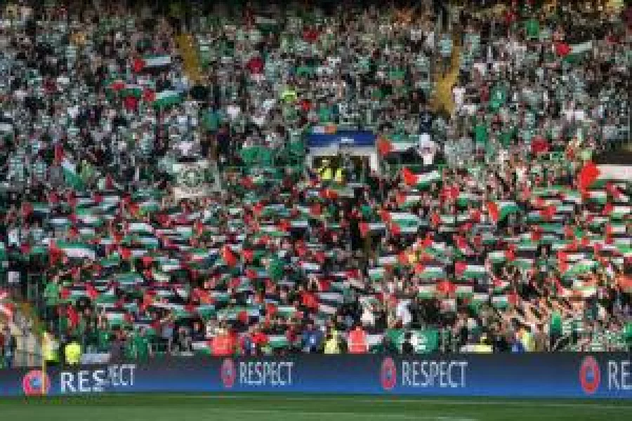 Britain Football Soccer - Celtic v Hapoel Beer-Sheva - UEFA Champions League Qualifying Play-Off First Leg - Celtic Park - 17/8/16 Fans hold up Palestine flags Action Images via Reuters / Russell Cheyne Livepic EDITORIAL USE ONLY.
