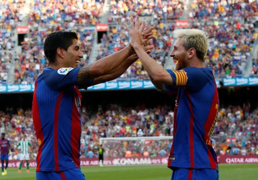 Football Soccer - Barcelona v Real Betis - Spanish La Liga Santander - Camp Nou stadium, Barcelona, Spain - 20/08/16 Barcelona's Luis Suarez and Lionel Messi celebrate a goal against Real Betis. REUTERS/Albert Gea