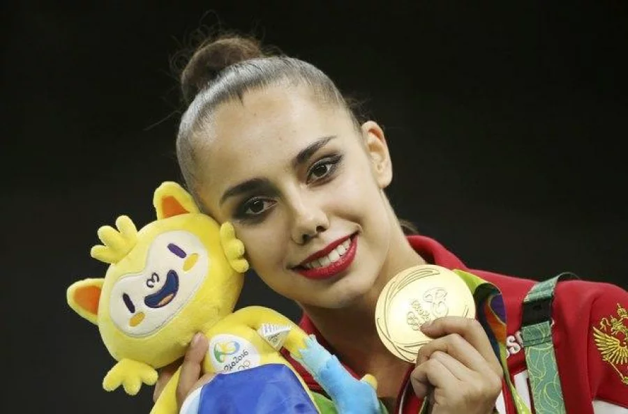 2016 Rio Olympics - Rhythmic Gymnastics - Victory Ceremony - Individual All-Around Victory Ceremony - Rio Olympic Arena - Rio de Janeiro, Brazil - 20/08/2016. Margarita Mamun (RUS) of Russia poses with her gold medal. REUTERS/Matthew Childs FOR EDITORIAL USE ONLY. NOT FOR SALE FOR MARKETING OR ADVERTISING CAMPAIGNS.