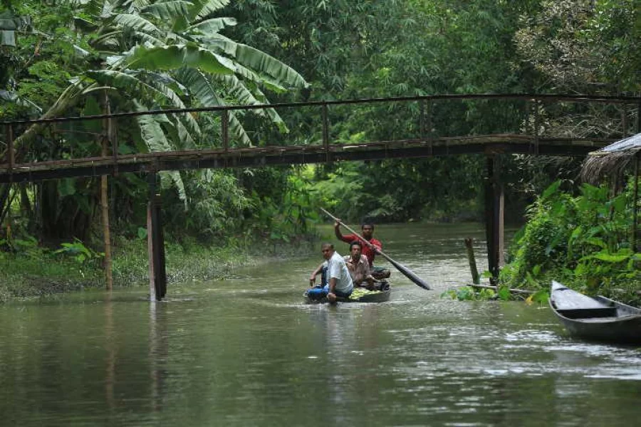 Vegetables being taken to a floating market. Photo: Syed Zakir Hossain/Dhaka Tribune