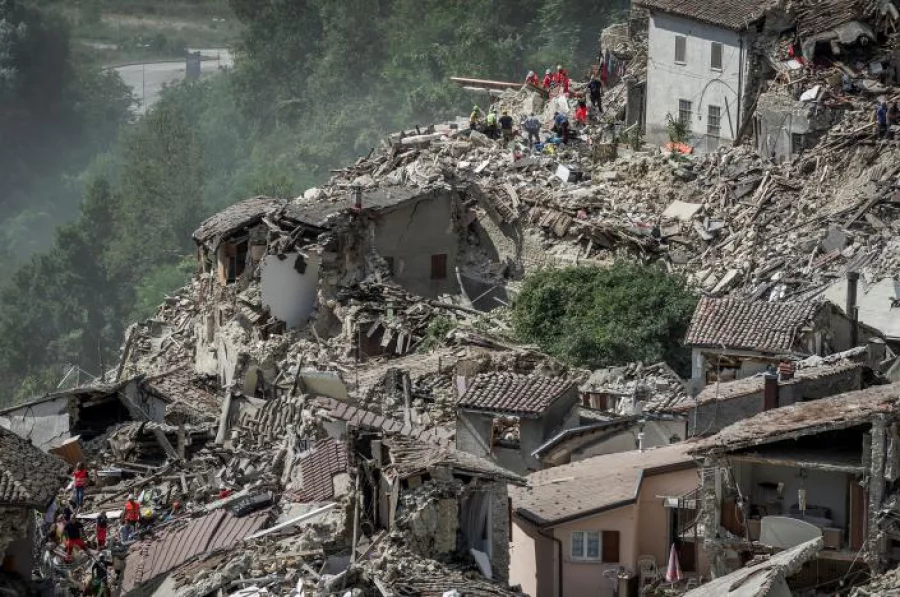 Rescuers work following an earthquake in Pescara del Tronto, central Italy Wednesday. Photo: Reuters