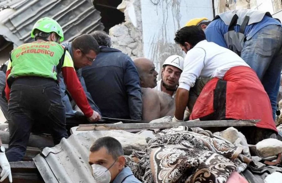 A man is extracted alive from a collapsed building following an earthquake in Amatrice, central Italy, August 24, 2016. REUTERS/Emiliano Grillotti FOR EDITORIAL USE ONLY. NO RESALES. NO ARCHIVES.