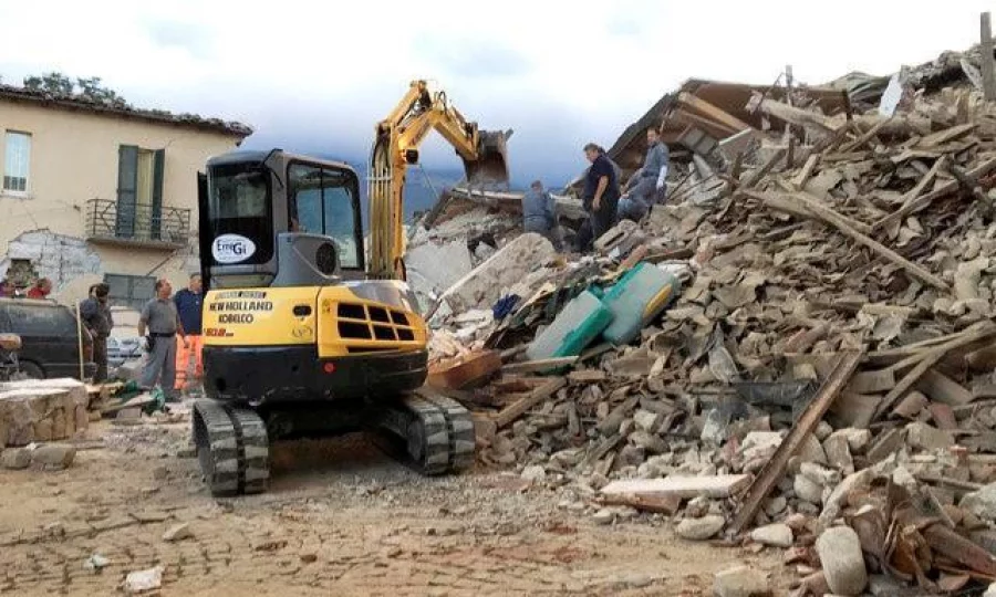 Rescuers work at a collapsed house following a quake in Amatrice, central Italy Wednesday. Photo: Reuters