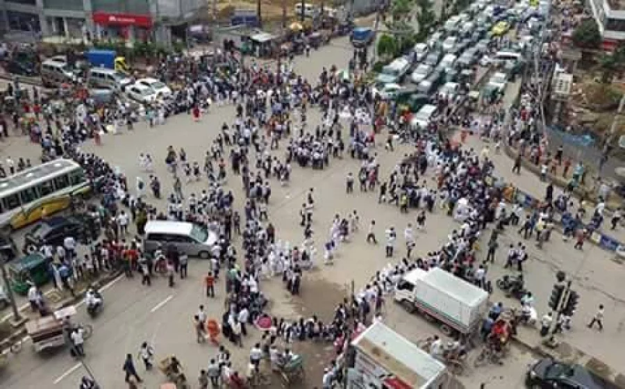 Wills Little Flower students block Karail Intersection. Photo: Collected