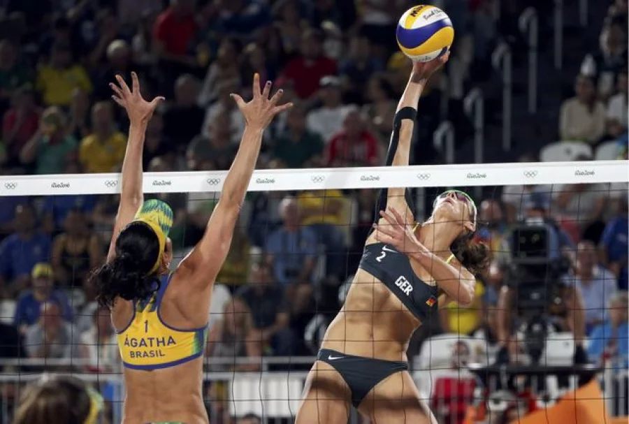 2016 Rio Olympics - Beach Volleyball - Women's Gold Medal Match - Germany v Brazil - Beach Volleyball Arena - Rio de Janeiro, Brazil - 18/08/2016. Agatha Bednarczuk (BRA) of Brazil and Kira Walkenhorst (GER) of Germany compete. REUTERS/Adrees Latif FOR EDITORIAL USE ONLY. NOT FOR SALE FOR MARKETING OR ADVERTISING CAMPAIGNS.