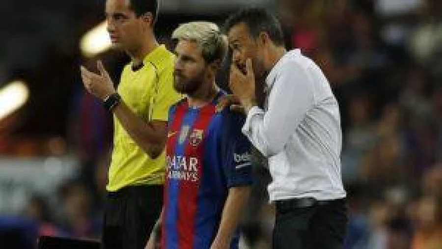 FC Barcelona's coach Luis Enrique, right, talks with Lionel Messi during the Spanish La Liga soccer match between FC Barcelona and Alaves at the Camp Nou in Barcelona, Spain, Saturday, Sept. 10, 2016. (AP Photo/Manu Fernandez)