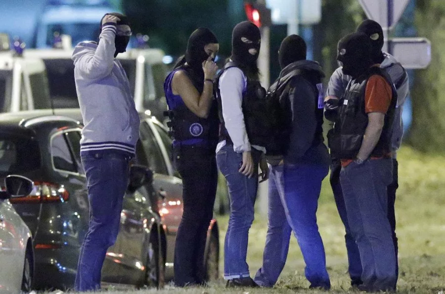 French policemen take part in a police raid in Boussy-Saint-Antoine near Paris on September 9, 2016 Reuters