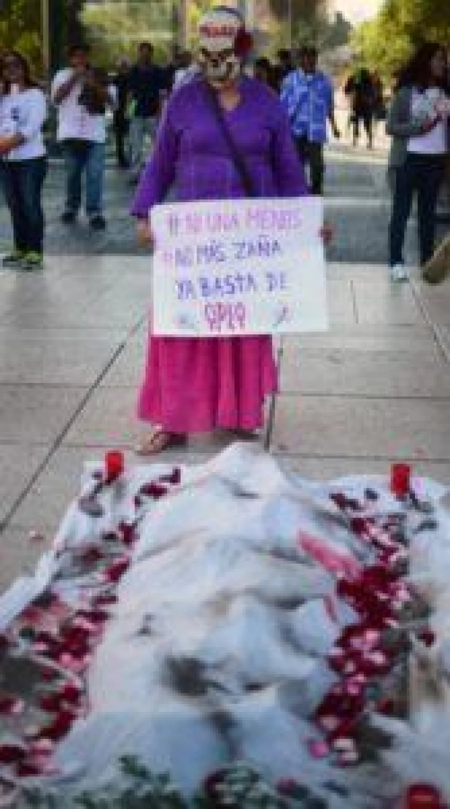 Women take part in a march on October 19, 2016 in Mexico City to protest against violence against women and in solidarity for the brutal killing of a 16-year-old girl in Mar del Plata, Argentina last week. The killing, in which the high school student was allegedly raped and impaled on a spike by drug dealers, is just the latest incident of horrific gender violence in Argentina, which has seen more than a year of mass marches to protest brutality against women. / AFP PHOTO / ALFREDO ESTRELLA