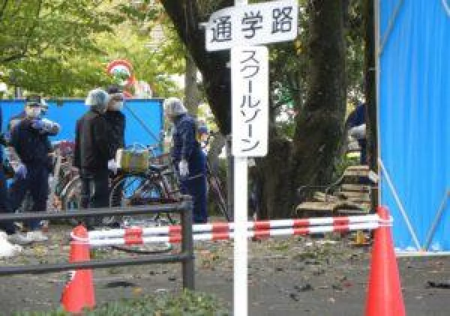 Policemen investigate an explosion site at a park in Utsunomiya, some 100 kilometres (60 miles) north of Tokyo on October 23, 2016. One person was killed and at least two injured by two near-simultaneous blasts in a Japanese park on October 23, the local fire department said. / AFP PHOTO / JIJI PRESS / JIJI PRESS / Japan OUT