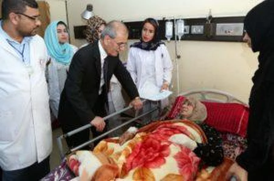 Kirkuk provincial Governor, Najm al-Din Karim (C), visits victims, who were injured in attacks carried out by Islamic State (IS) group jihadists, at a hospital in the Kurdish-controlled city of Kirkuk on October 24, 2016. On October 22, 2016 IS sleeper cells in Kirkuk joined up with gunmen infiltrating the northern Iraqi city to launch a brazen raid that saw the jihadists attack several government buildings. The attack sparked clashes that lasted three days as security forces imposed a curfew to hunt down attackers holed up in several buildings across the city. / AFP PHOTO / Marwan IBRAHIM