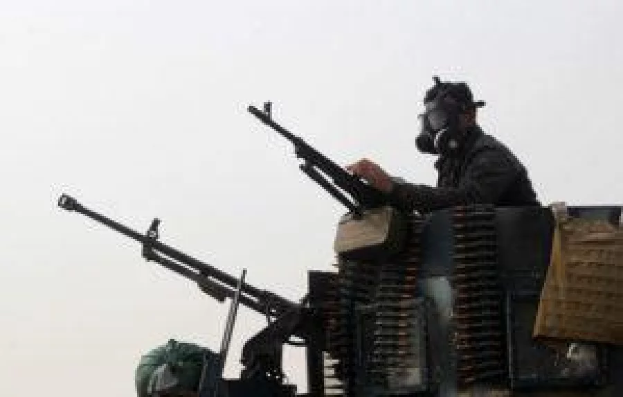 Iraqi forces gather in the al-Shura area, south of Mosul, on October 24, 2016, during an operation to retake the main hub city from the Islamic State (IS) group jihadists. Iraqi forces advancing on Mosul faced stiff resistance from the Islamic State group despite the US-led coalition unleashing an unprecedented wave of air strikes to support the week-old offensive. / AFP PHOTO / AHMAD AL-RUBAYE