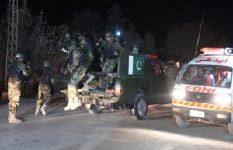 Pakistani army soldiers arrive at the Balochistan Police Training College in Quetta on October 24, 2016, after militants attacked the police academy. Pakistani troops backed by helicopters have launched a major operation against militants who stormed a police academy in the country's restive southwest late today, rescuing hundreds of trapped cadets and killing two attackers, officials said. The attack on the Balochistan Police College, located 20 kilometres east of Quetta city centre, began at around 11:30 pm (1830 GMT), with gunfire continuing to ring out from the site hours later. / AFP PHOTO / BANARAS KHAN
