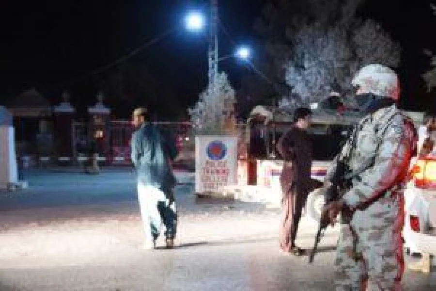 A Pakistani army soldier stands guard outside the Balochistan Police Training College in Quetta on October 24, 2016, after militants attacked the police academy. Pakistani troops backed by helicopters have launched a major operation against militants who stormed a police academy in the country's restive southwest late today, rescuing hundreds of trapped cadets and killing two attackers, officials said. The attack on the Balochistan Police College, located 20 kilometres east of Quetta city centre, began at around 11:30 pm (1830 GMT), with gunfire continuing to ring out from the site hours later. / AFP PHOTO / BANARAS KHAN