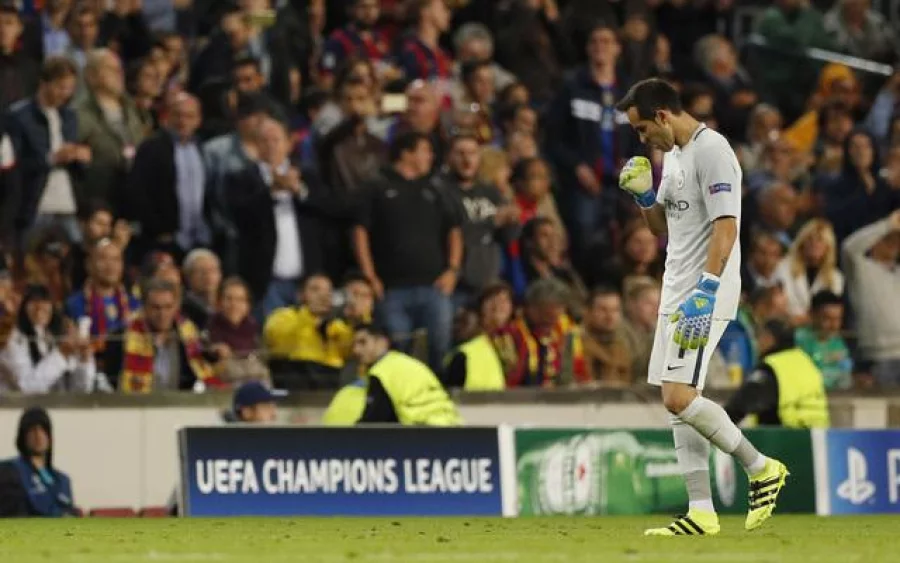 Football Soccer - FC Barcelona v Manchester City - UEFA Champions League Group Stage - Group C - The Nou Camp, Barcelona, Spain - 19/10/16 Manchester City's Claudio Bravo walks off dejected after being sent off Action Images via Reuters / John Sibley Livepic EDITORIAL USE ONLY.