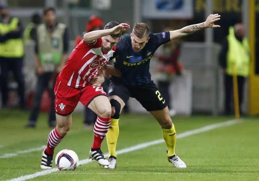 Football Soccer - Inter Milan v Southampton - UEFA Europa League Group Stage - Group K - San Siro Stadium, Milan, Italy - 20/10/16 Inter Milan's Davide Santon in action with Southampton's Pierre-Emile Hojbjerg Reuters / Alessandro Garofalo Livepic EDITORIAL USE ONLY.