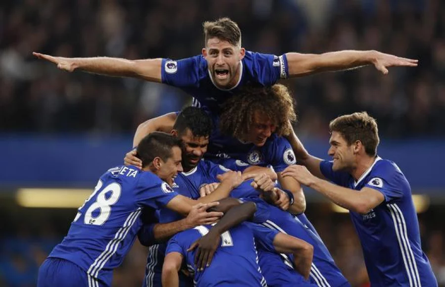 Britain Soccer Football - Chelsea v Manchester United - Premier League - Stamford Bridge - 23/10/16 Chelsea's N'Golo Kante celebrates scoring their fourth goal with Gary Cahill and team mates Action Images via Reuters / John Sibley Livepic EDITORIAL USE ONLY. No use with unauthorized audio, video, data, fixture lists, club/league logos or "live" services. Online in-match use limited to 45 images, no video emulation. No use in betting, games or single club/league/player publications. Please contact your account representative for further details.