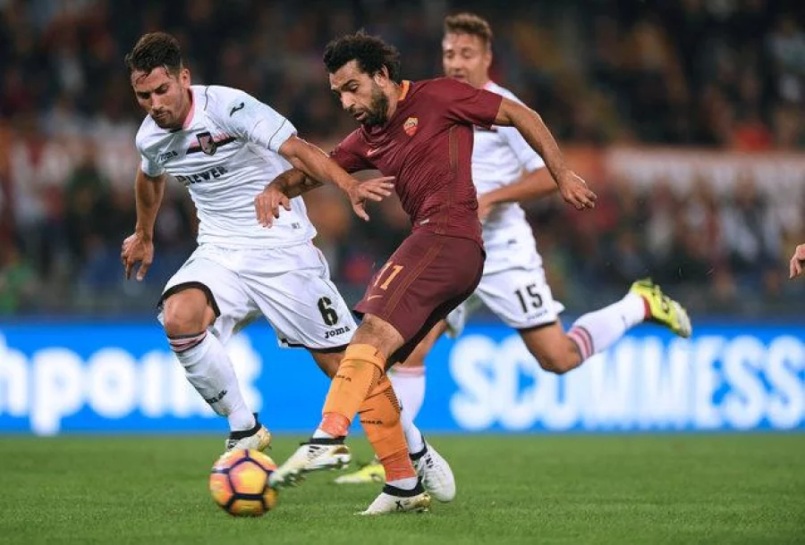 Football - Soccer - AS Roma v Palermo - Italian Serie A - Olympic Stadium, Rome, Italy - 23/10/2016. AS Roma's Mohamed Salah (R) shoots to score as he is challenged by Palermo's Edoardo Goldaniga. REUTERS/Alberto Lingria FOR EDITORIAL USE ONLY. NO RESALES. NO ARCHIVES.