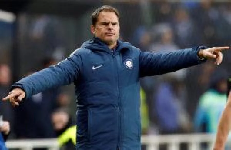Football Soccer - Atalanta v Inter Milan - Atleti Azzurri d'Italia stadium, Bergamo Italy- 23/10/16 - Inter Milan's coach Frank De Boer gestures. REUTERS/Alessandro Garofalo
