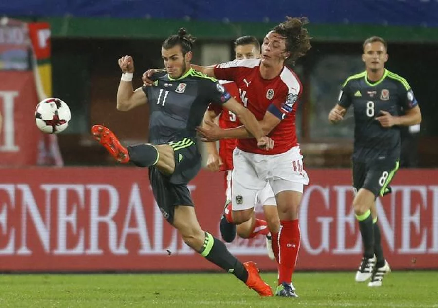 Football Soccer - Austria v Wales - 2018 World Cup Qualifying European Zone - Group D - Ernst Happel Stadium, Vienna, Austria - 6/10/16 Austria's Julian Baumgartlinger in action with Wales' Gareth Bale Reuters / Heinz-Peter Bader Livepic EDITORIAL USE ONLY.